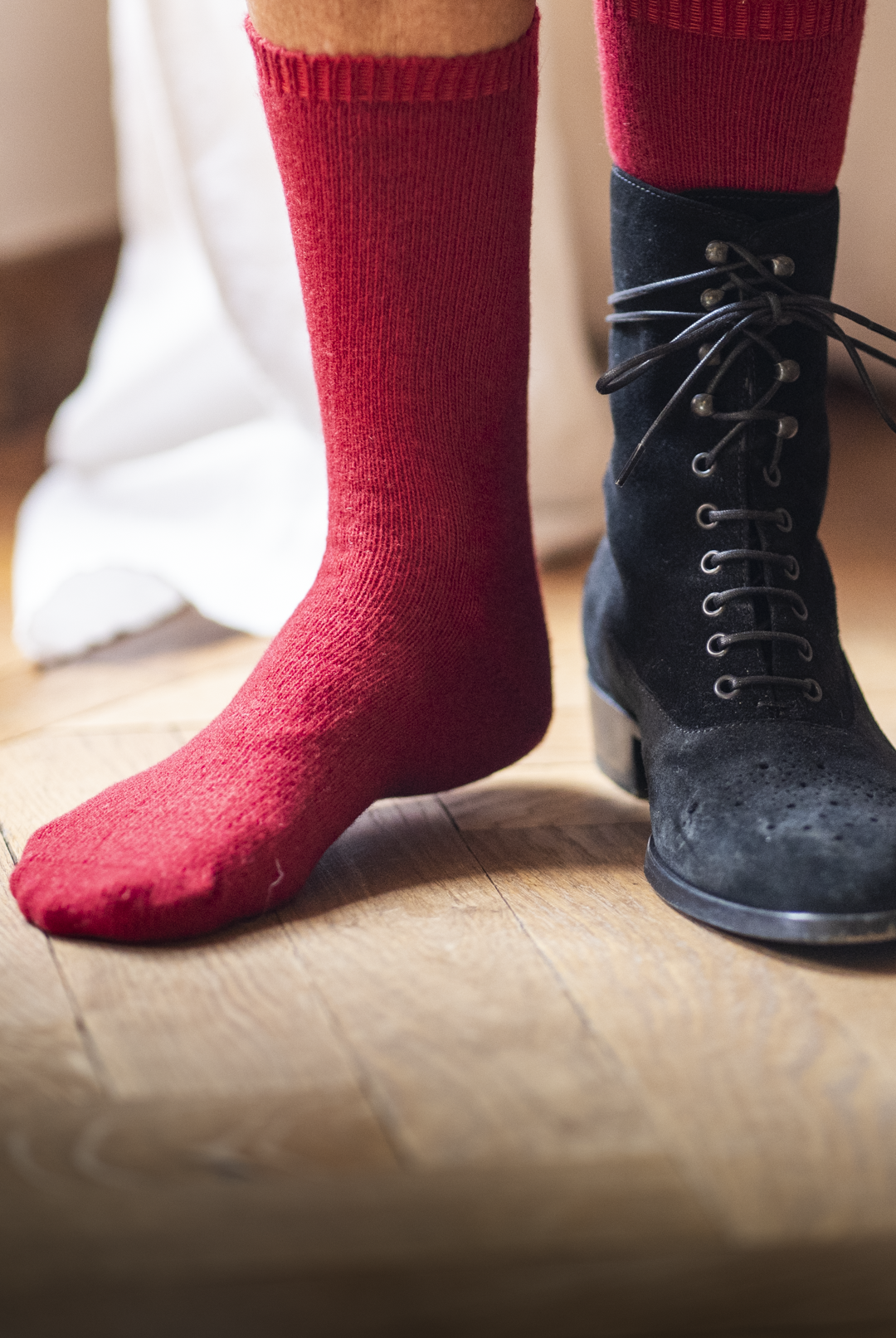 Calze calde da donna in 90% cashmere riciclato colore rosso indossate