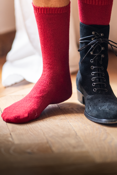 Calze calde da donna in 90% cashmere riciclato colore rosso indossate