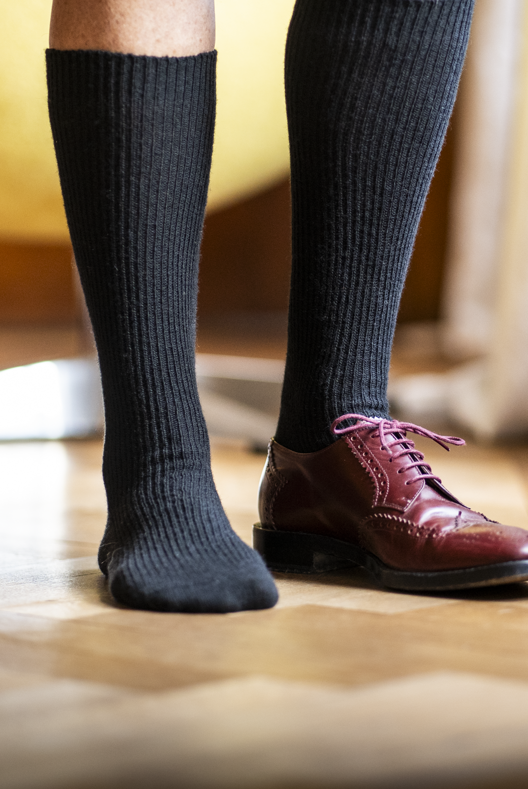 Calze calde sotto al ginocchio da donna in lana merino e cashmere riciclato colore nero indossate