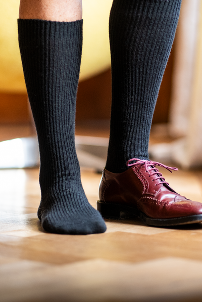 Calze calde sotto al ginocchio da donna in lana merino e cashmere riciclato colore nero indossate