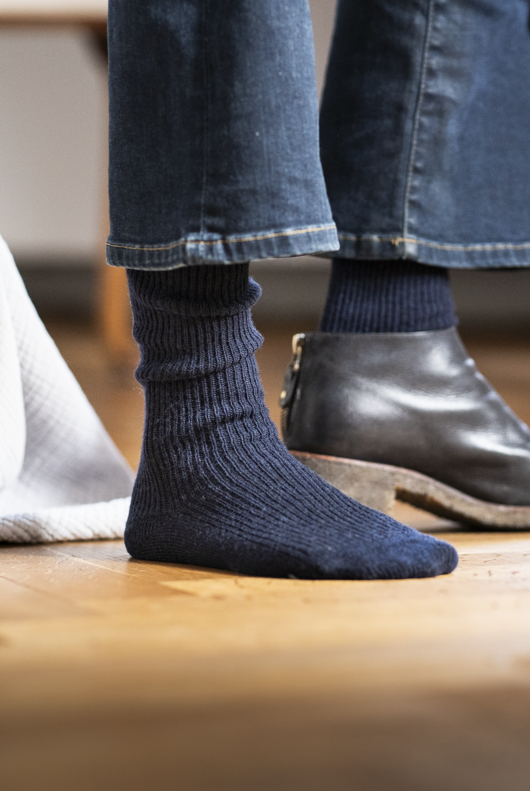 Calze calde sotto al ginocchio da donna in lana merino e cashmere riciclato colore blu indossate