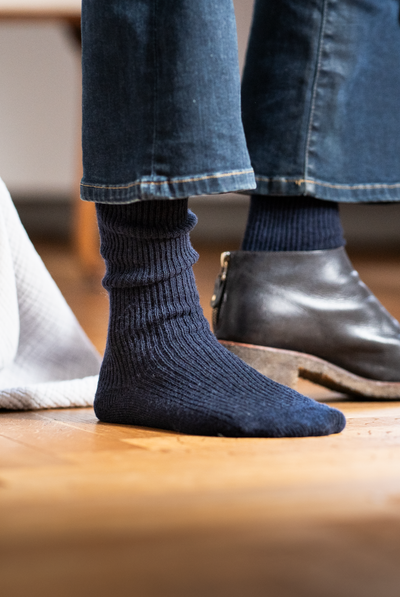 Calze calde sotto al ginocchio da donna in lana merino e cashmere riciclato colore blu indossate