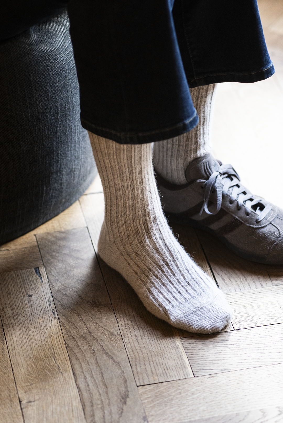 Calze calde al polpaccio da donna in lana merino e baby alpaca colore beige indossate