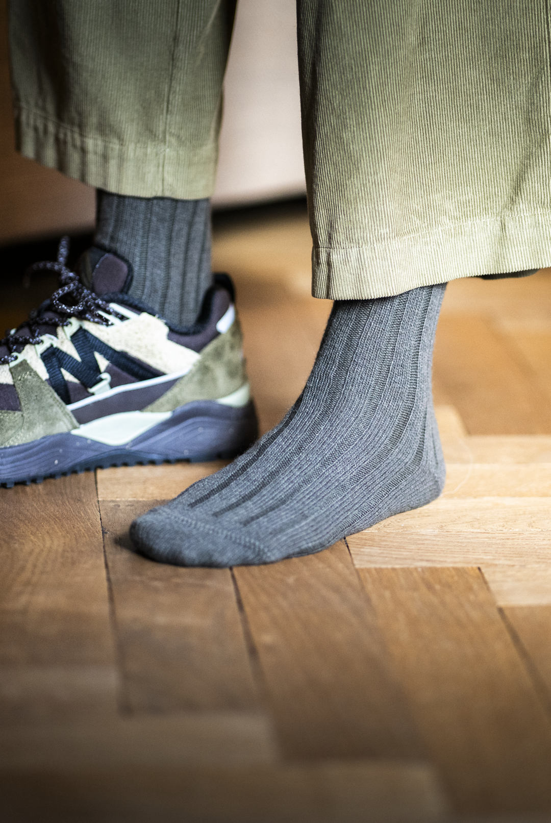 Calze calde al polpaccio da donna in lana merino e cashmere colore verde militare indossate