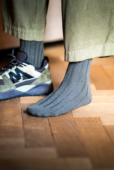 Calze calde al polpaccio da donna in lana merino e cashmere colore verde militare indossate