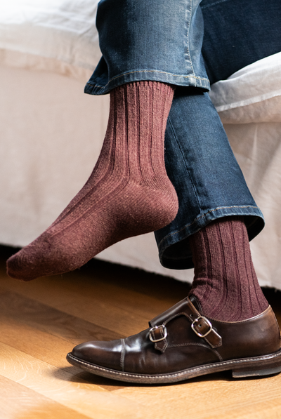 Calze calde al polpaccio da donna in lana merino e cashmere colore bordeaux indossate